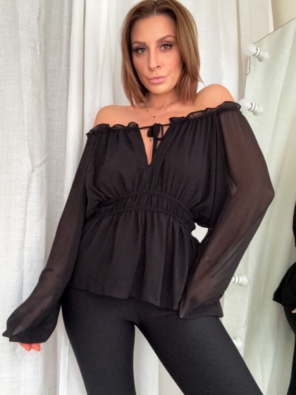 Bluzka z gumowanym dekoltem Boho Elegance czarna