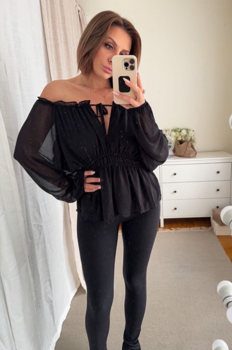 Bluzka z gumowanym dekoltem Boho Elegance czarna