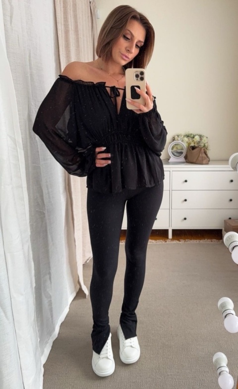 Bluzka z gumowanym dekoltem Boho Elegance czarna