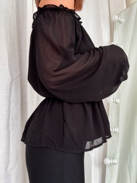 Bluzka z gumowanym dekoltem Boho Elegance czarna