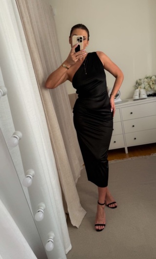 Satynowa sukienka One Shoulder czarna