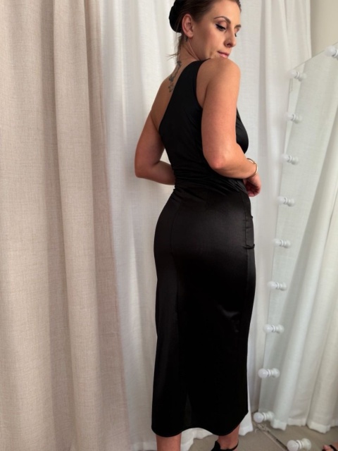 Satynowa sukienka One Shoulder czarna