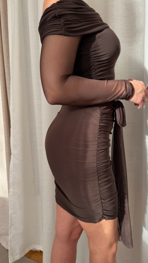 Dopasowana sukienka Midnight Veil brązowa